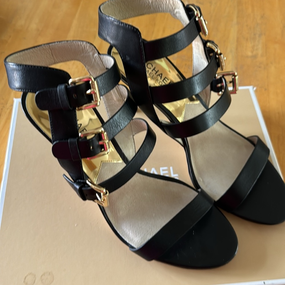Micheal Kors Beverly sandals in black leather  7 1/2